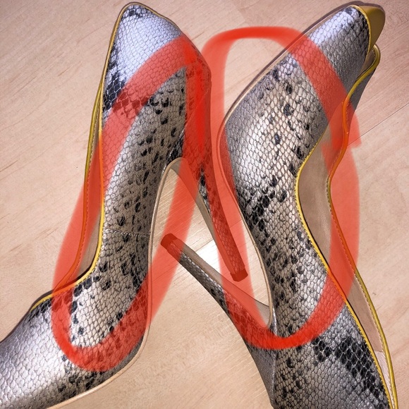 5|48 Snake embossed heel peep toe heel. - Picture 4 of 9